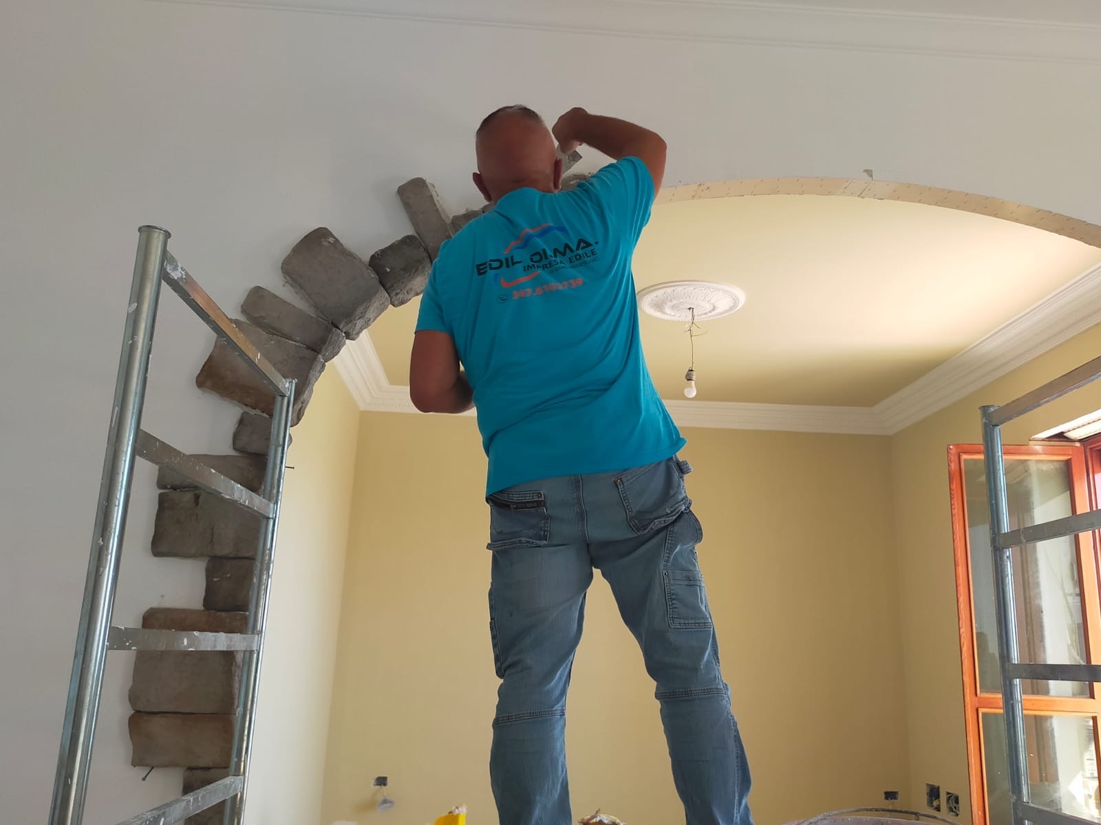 Maestranze Edil Di.Ma al lavoro su un arco in muratura